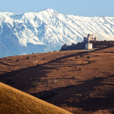Panorama: il Gran Sasso, la Rocca e la Chiesa di Santa Maria della Pietà, circa 2013.
